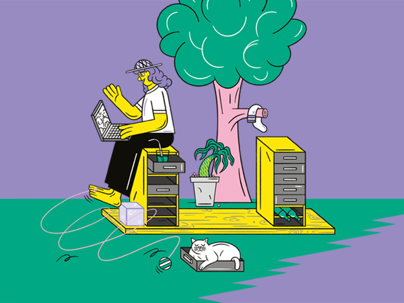 Eine Person sitzt auf einem Schubladencontainer und bedient einen Laptop. In einer Schublade liegt eine Katze, im Hintergrund ist ein Baum zu sehen.