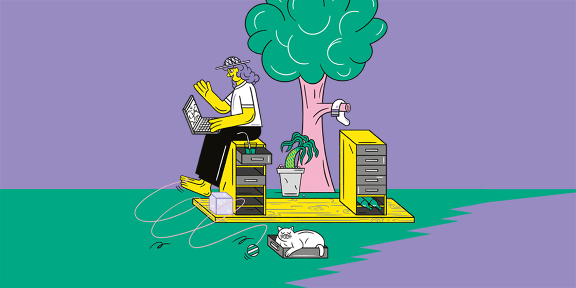 Eine Person sitzt auf einem Schubladencontainer und bedient einen Laptop. In einer Schublade liegt eine Katze, im Hintergrund ist ein Baum zu sehen.
