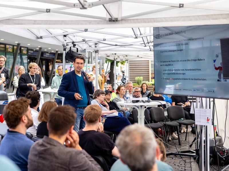 Eine Person stellt eine Präsentation vor.