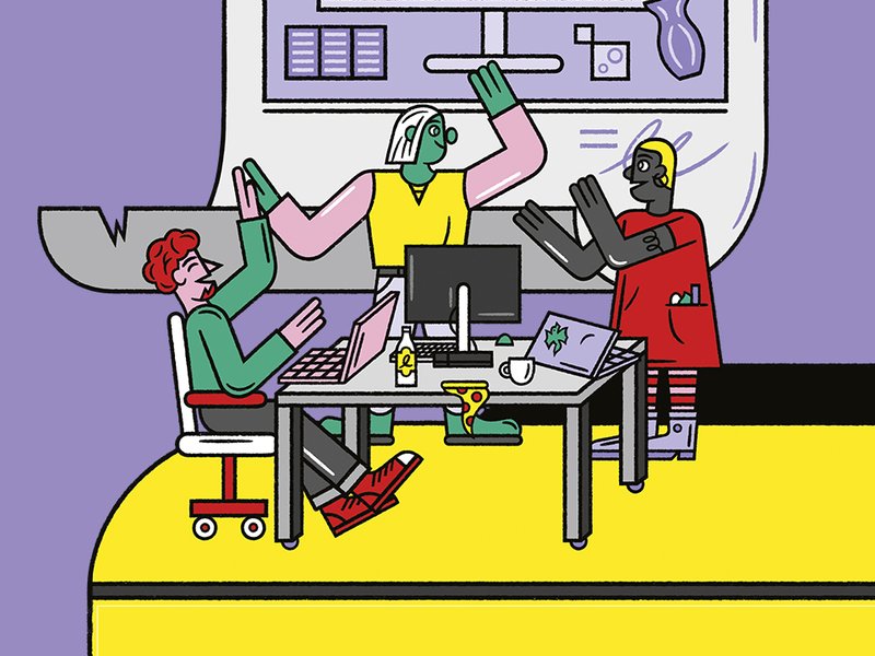 Drei Personen sitzen oder stehen um einen Tisch herum und lachen. Auf dem Tisch stehen verschiedene Computer. Im Hintergrund ist das Ende eine papierrolle zu sehen, auf der das Bild eines Monitores abgebildet ist.